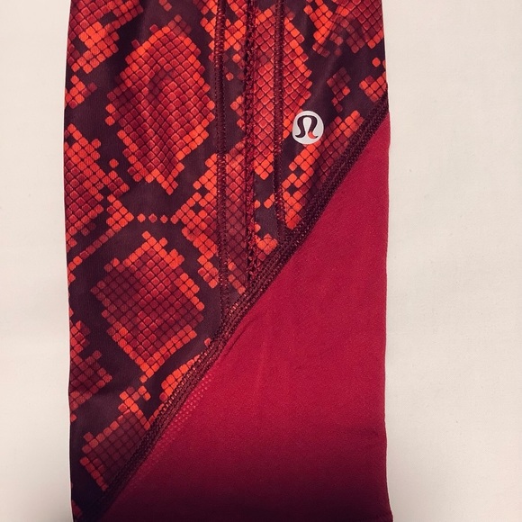 LuluLemon 4 Red Snakeprint Crops Capris - Picture 8 of 9